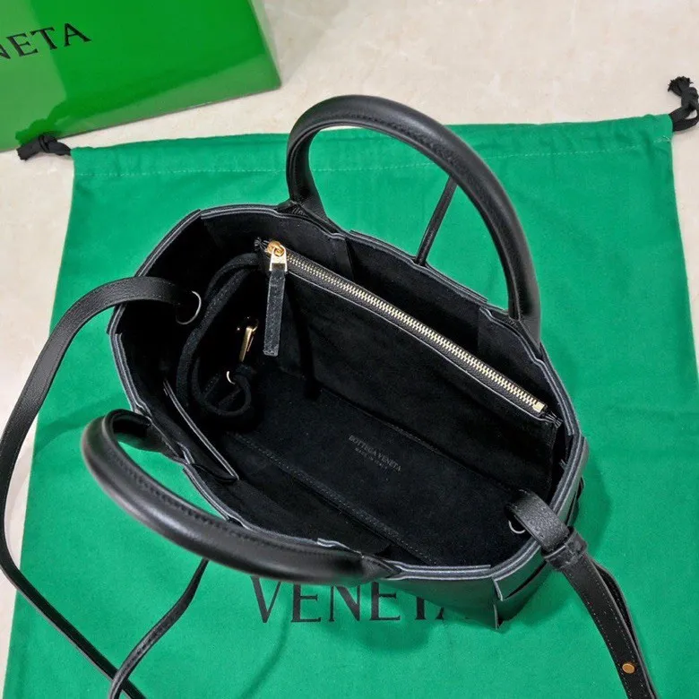 Batch 1460 🔥🔥🔥BV mini tote bag🟡🟡🟡Arco tote finally has a mini version this season. I love this size💯I have always been fond of tote bags because it has no complicated design, is simple and neat, and is easy to match with daily clothes🍒🍒Key point key point! It is equipped with a detachable shoulder strap, suitable for commuting and casual wear in any occasion👏👏Model number: 9894#, size: 25x16x8cm, pebbled black